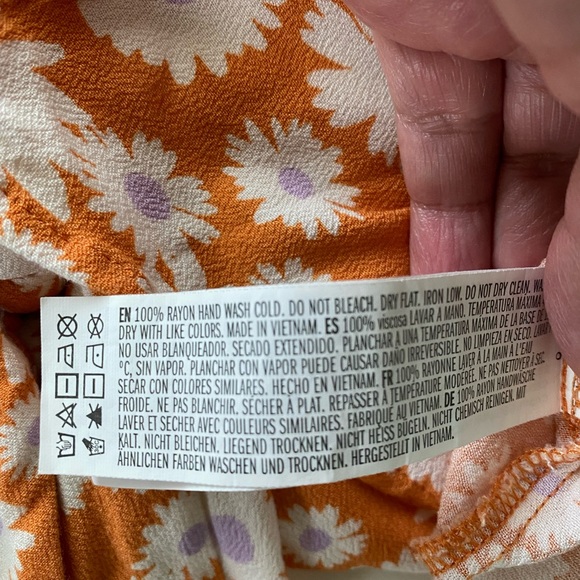 Gently used crop top, forever 21, floral, size 0X - Picture 6 of 6